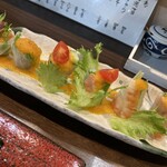 寿し肴和志 - ◉ 海鮮生春巻きサラダ　990円
      　☘️ 人気のサラダですね〜
      　　人参ドレッシングが美味すぎ❤️
