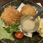 寿し肴和志 - ◉ ずわい蟹のクリームコロッケ　1,580円
      　☘️ かに味噌のソース付きで、
      　　　これがまた美味しい〜❤️