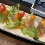 寿し肴和志 - ◉ 海鮮生春巻きサラダ　990円
      　☘️ 人気のサラダですね〜
      　　人参ドレッシングが美味すぎ❤️