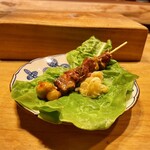 鶏匠 催 - 背肝（腎臓）サンチュに巻いて