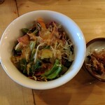 うみからそらへ - サラダと小鉢(大根葉のおかか和え)