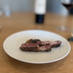 anchoa - 十勝若牛40日熟成／きのこ 十勝の若牛。経産牛ではなく、経産牛よりも柔らかい歯応えの若牛を熟成することで味の深みを。パエリアに繋ぐ肉料理ということで少し味の旨味が経産牛よりも若く後味が引っ張らないようになっていました。