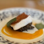 anchoa - アカハタ／ヤマドリタケ／南瓜 昨日に漁師さんがモリでとってきたアカハタ。かなり綺麗な色をしています。