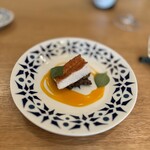 anchoa - アカハタ／ヤマドリタケ／南瓜 昨日に漁師さんがモリでとってきたアカハタ。かなり綺麗な色をしています。