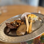 anchoa - 鎌倉の長谷川さんが山で採ってきた採れたてキノコは山の香りがたっぷりしていました。これをこれからパエリアにするとのこと。楽しみでしかありません。