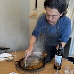 anchoa - キノコのパエリアを酒井シェフに取り分けていただきました。