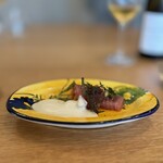 anchoa - キハダマグロ／アホプランコ 白ソースがアホブランコ、スペインアンダルシアのニンニクとアーモンドが使われているソース。本来冷製スープを濃度高のソースに。