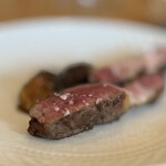 anchoa - 十勝若牛40日熟成／きのこ 十勝の若牛。経産牛ではなく、経産牛よりも柔らかい歯応えの若牛を熟成することで味の深みを。パエリアに繋ぐ肉料理ということで少し味の旨味が経産牛よりも若く後味が引っ張らないようになっていました。