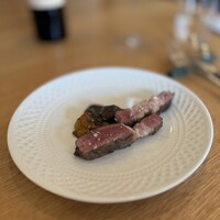 anchoa - 十勝若牛40日熟成／きのこ 十勝の若牛。経産牛ではなく、経産牛よりも柔らかい歯応えの若牛を熟成することで味の深みを。パエリアに繋ぐ肉料理ということで少し味の旨味が経産牛よりも若く後味が引っ張らないようになっていました。