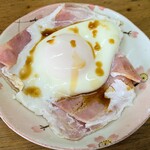 やきそば 和 - ベーコンエッグに醤油タラタラ