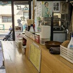 やきそば 和 - カウンターの奥から。開放的だけど、ちっちゃな巣って感じもあって雰囲気マックス