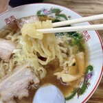 古川農園 - 手打ちラーメンの麺リフトアップ　極太のちぢれ麺でモチモチしてて美味しい！