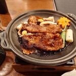 釜めし菜時記 さき亭 - A5ランク黒毛和牛と木の子の朴葉味噌焼き