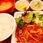 パルファン - 本日のごはん　煮込みハンバーグ、ジャーマンポテト、ごぼうサラダ