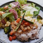 nöjd ICE CREAM - やわらかグリルチキンと16穀米プレート