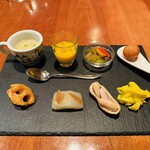 ルカ - 左上から時計回りに
焼きナスの冷製スープ
かぼちゃのパンナコッタ
甘長ししとうとパプリカの軽い煮込み
里芋のフリッコ
コリンキーのサラダ
生落花生の塩茹
生ハムのブイヨンで炊いた冬瓜
蓮根のトマト煮