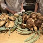 富小路 やま岸 - 昼取れで少し前に到着したばかりの松茸♪