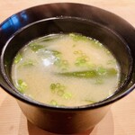 すしやのたい悟 - お椀　お仕舞いにさしかかってから、一腕にしみじみするために日本酒を飲んでいると言えば過言か知らないが嘘ではない。