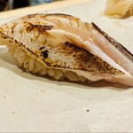 すしやのたい悟 - カマス炙り　旨みとサラサラの脂。カマス達の食卓をこそ見てみたい。