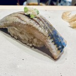 すしやのたい悟 - イワシ　紫式部も好んで食べていた？とクエスチョンマークの図鑑（鮨図鑑）。食べてたに決まってるんだ。