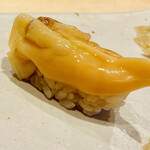 すしやのたい悟 - 赤貝　色鮮やか。卓上メニューの貝盛りにしようかなと行きの高崎線では毎回思ってる。