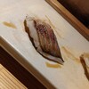鮨めぐり - 包丁をスッと入れてあります。