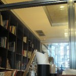 CAFE RIGOLETTO - 数々の洋書の読書も楽しめます！