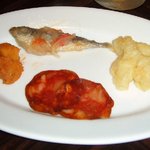 CAFE RIGOLETTO - 4種類のタパス（豆アジのマリネ、イベリコ豚のチョリソ、カポナータ、ゼッポリーネ）