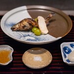 あき山 - 2024.10 琵琶湖産子持ち鮎炭火焼き 焼き松茸 銀杏 割り醤油 塩 鮎魚醤のお粥お酢