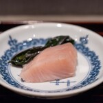 あき山 - 2024.10 軽く薫香に潜らせた鰆（さわら）金時草お浸し 玉葱醤油