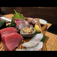 磯ぎよし 天神店 - 新鮮＆肉厚で美味しいお造り盛合せ。鮑はまだ生きていました