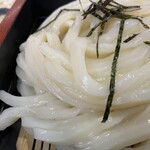 金比羅うどん - 茹で上げ直後の手打ち麺
粘りともっちり感がすごい