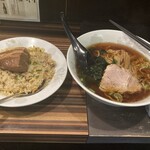 楽楽 - 角煮チャーハン¥946とラーメン¥715(税込)