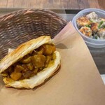 秦妃ROUGAMO - チキンカレーローガモ、ラム肉焼き小籠包