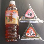 ディオ - お茶(500ml)１本と、三角むすび２個買って 計(税込)199円 (2024.10.25)