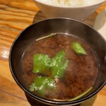 江戸堀BEEF - 赤だし、三つ葉、そうそうこの組み合わせ良いです