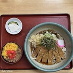 めん太郎 - 冷しきつねうどん＋一口二色そぼろご飯のセット