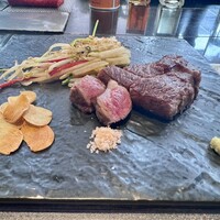 煉 今泉店 - メインの和牛80gをミディアレアで　同時にガーリックライスかパンを選択