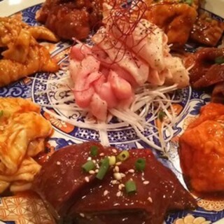 種類豊富な牛・豚ホルモンを七輪炭火焼でお楽しみ下さい！
