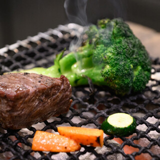 瀬戸内海の恵みや季節の野菜を炉端焼きで堪能◎