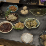 ジャポニカセカンド - あてもり玉手箱（えんがわキムチ、うずら卵の醤油煮、もずく酢、ひじき、きのこ、山芋のポテトサラダ、ホタルイカ沖漬け、梅水晶、つぶ貝のわさび漬け、バイ貝うま煮）