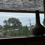 そば処 砂武縞 - 壺の向こうの糸杉で出来た防風林？が素敵♡