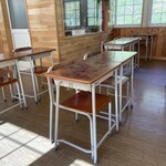 道の駅 三田貝分校 - 飲食スペースには昔の学校机が使われてる
