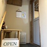 カレーショップ フェンネル - 2階のお店の入口