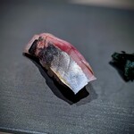 千葉たかおか - なんと!! 島根のドンチッチ鯵<*)) >=<　たかおかさんのカウンターでドンチッチ鯵を食べる日が来るとは！脂控えめの個体を選んだとの事。