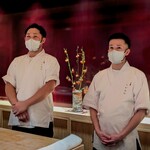 千葉たかおか - 向かって左が阿部さん、右が佐藤さん。にこにこ穏やかな出来たお二人が、いつも大将の頑固さを和らげています(*^^)v