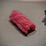 千葉たかおか - 宮城の鮪　漬け。シャリを小さくしてもらって、益々シュッとしたフォルムが美しい。