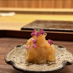 鮨 八咫烏 - ナマコの腸の白和