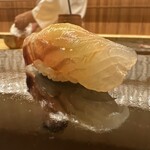 鮨 八咫烏 - ヒラメ昆布締め