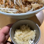 麺に始まり麺に終わる - ニンニクはセルフサービス